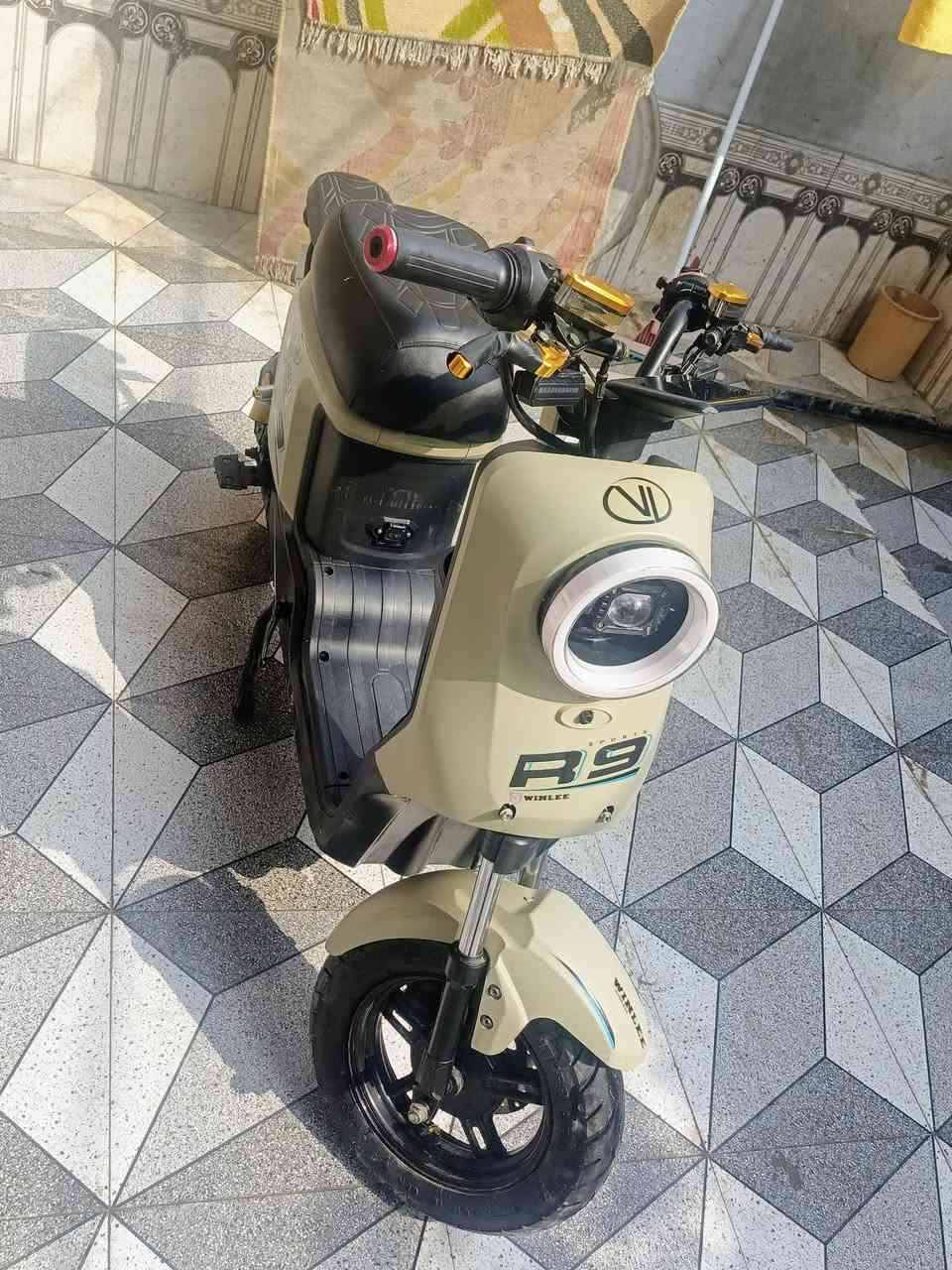 سلام عليكم دراجه شحن R9شركه وللي موديل 2025 بطاريه عملاقه 32شركه ولي شاحنه دراجه اصليه موجوده +دسكات رياضي يعني انسه شي عطل خارجي استخدامها قليل سعر400وبيها مجال لشراي تواصل***********واتساب كل الهله بيكم
