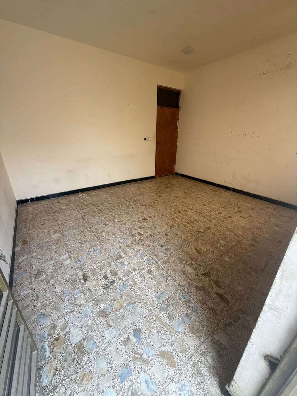 سلام عليكم بيت للإيجار المساحه 50متر يحتوي على 2غرف نوم و كراج و مطبخ وصاله وخدمات العنوان الدوره حيّ آسيا الاستفسار ***********
