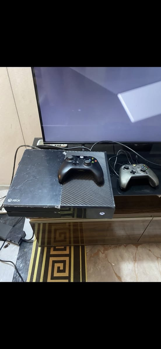 عندي اكس بوكس Xbox one كلش نظيف هارد 500 وياه 2جوستكات الاصليات.
رايده ب 140 الف مكاني بغداد ***********// متواجد واتس اب
