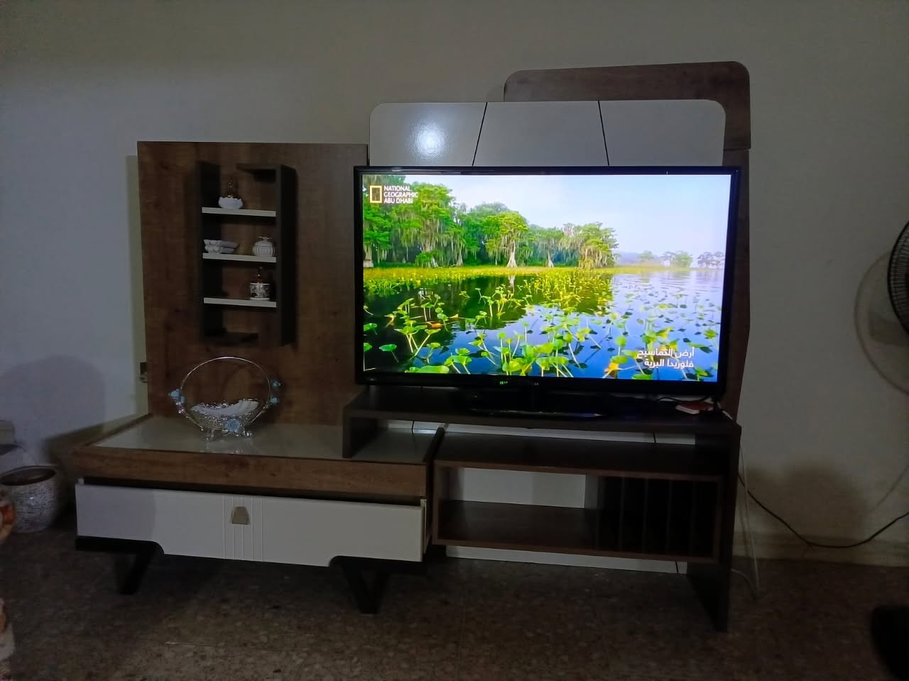 *شاشة نوع ال جي الاصلي حجم 50 استيراد القديم الوكالة الاصلية بحالة ممتازة استخدام قليل جدا سعرها 250 الف علما أن الجديد بنفس مواصفاتها سعرها أكثر من 600 الف بس بالكارتون بالسوق ..

* طاولة وبوفية تلفزيون نوع الضخمة بعرض مترين وارتفاع 175 سم من وكالة الجشعمي بسعر 300 الف علما أن سعرها بالسوق 900 الف .

* في حالة شراء التلفزيون والطاولة يتم تخفيض المبلغ الكلي 50 الف

المكان الغزالية   ... موبايل  ***********
