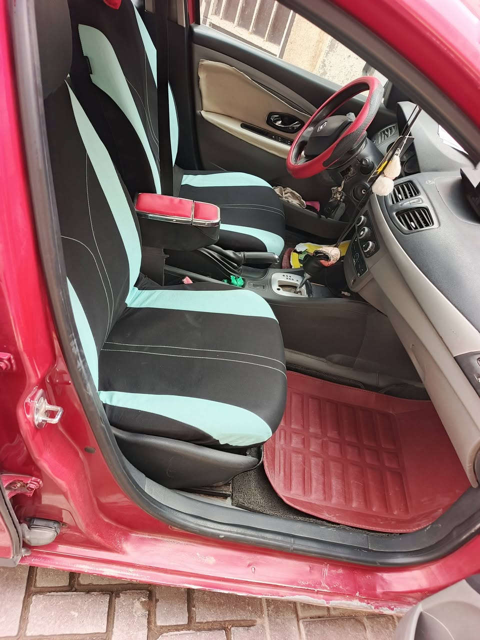 السلام عليكم
رينو فلاونس موديل 13 رقم كربلاء 
مكانها كربلاء 
بيها قبق جنطه مبدله 
كير مكينه مكفولات 
حداديه 70%
نقصها كمبريسر 
معدلها كولش حلو. وين ميعجبك اطلع 
سعرها 60وبيها مجال 
***********
