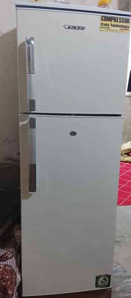 السلام عليكم ثلاجه للبيع مستخدمه سنه وحده كلش نضيفه السعر 200 هذا رقمي ***********
