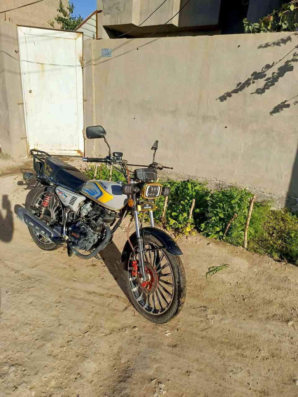 السلام عليكم 
 دراجة سيڤان سونك لينك 2026  للبيع 
ماصارلهة طالعة من الوكيل هواي  مكفولة عام
ماماشية على كد سحك مال المحرك شي كلش قليل ماشية يعني حالهة حال الجديدة
كهربائيات كاملة ولا نقص 
اوراقهة كاملة سكنر من الوكيل باسمي 
بصمتين سويجين  
5 كير
محرك  200   
 مكفولة نضافة فول يعني دتشتري دراجة جديدة بضمانتي الله شاهد حتى بنجر مامبنجرة ولا مرة بس احتاجيت فلوسهة 
مكاني حلة شارع 80  
السعر 850 وبي مجال قليل 
رقمي ***********  بي واتساب
