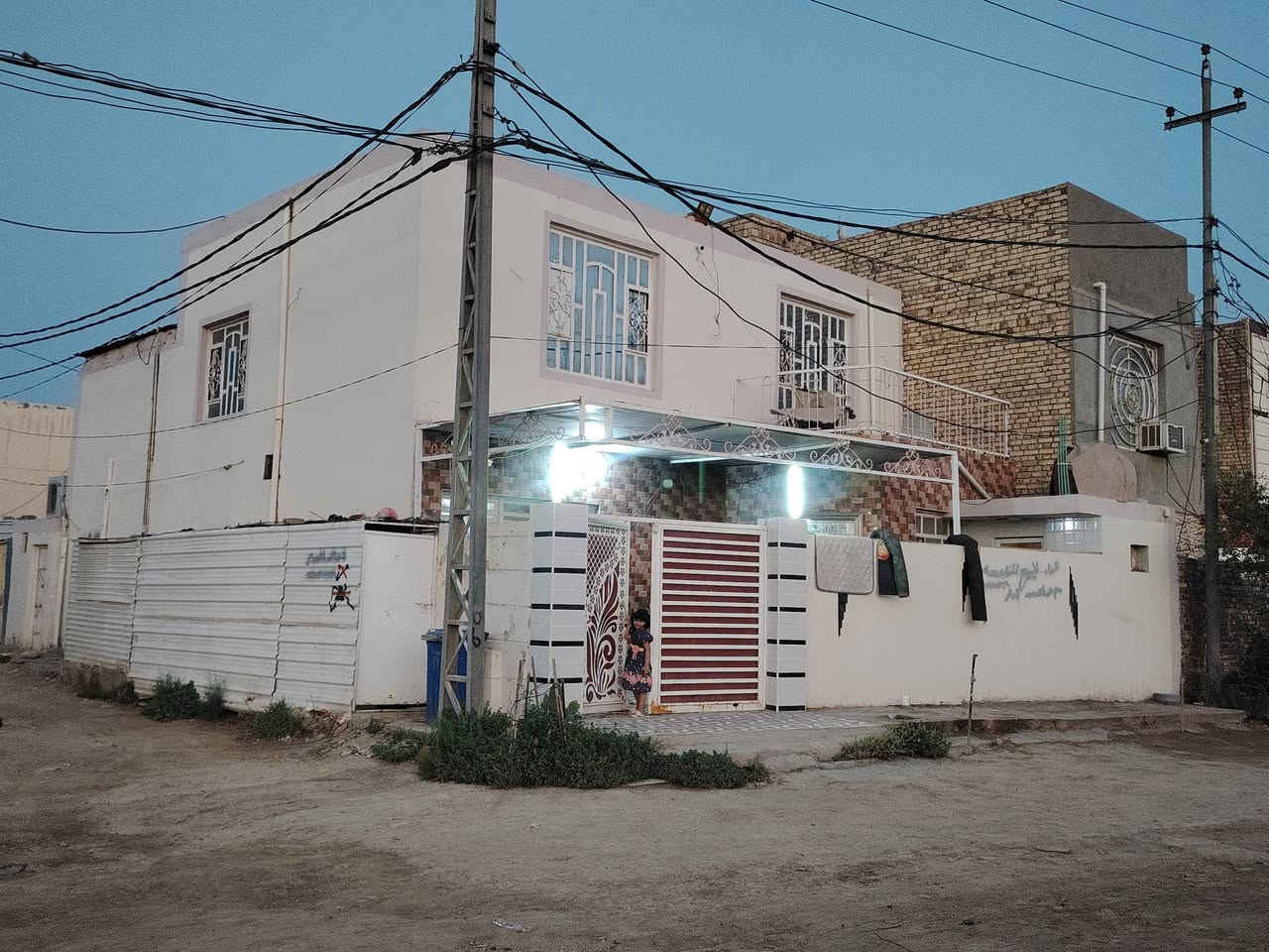 دار لبيع في التقيه ثالثه خلف مطعم بغداد طابو صرف ركن ع ساحه  طابقين المساحه ١٤٠ متر البيت عكاده 
٣ غرف نوم وصاله واستقبال مطبخ وصحيات داخليه خارجيه 
استفسار ***********
