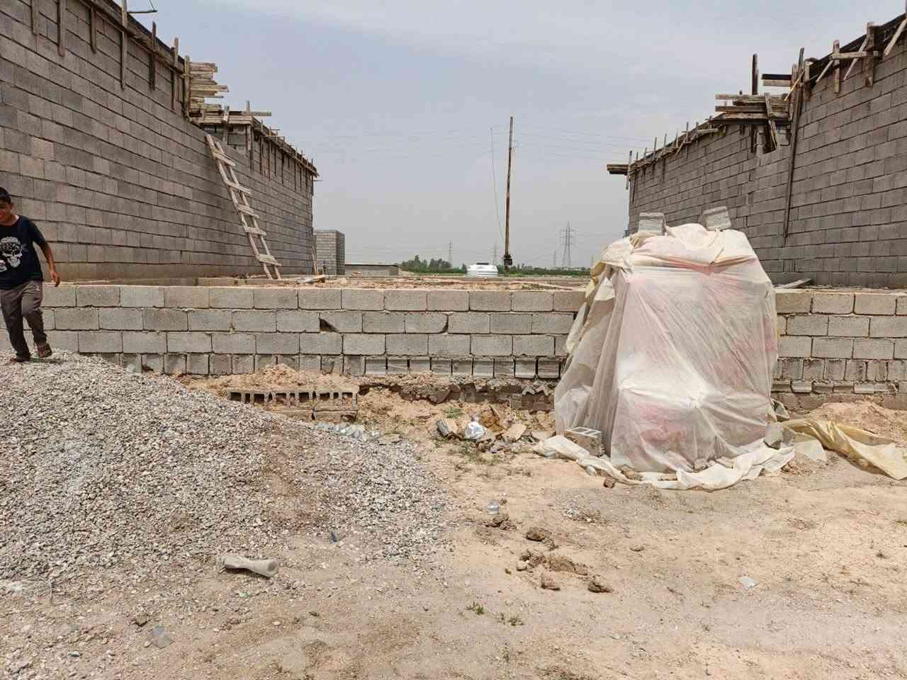 اسلام عليكم بتلو 200 م كامل صب او تفن او بلوعه هم كامله زراعي منطقه جديده مي كهرباء فول مفرك  عبور  المشروع الشارع اليروح عليه شارع محطه ابو حيدر رقم الهاتف *********** سعره 20 مليون او بيه مجال
