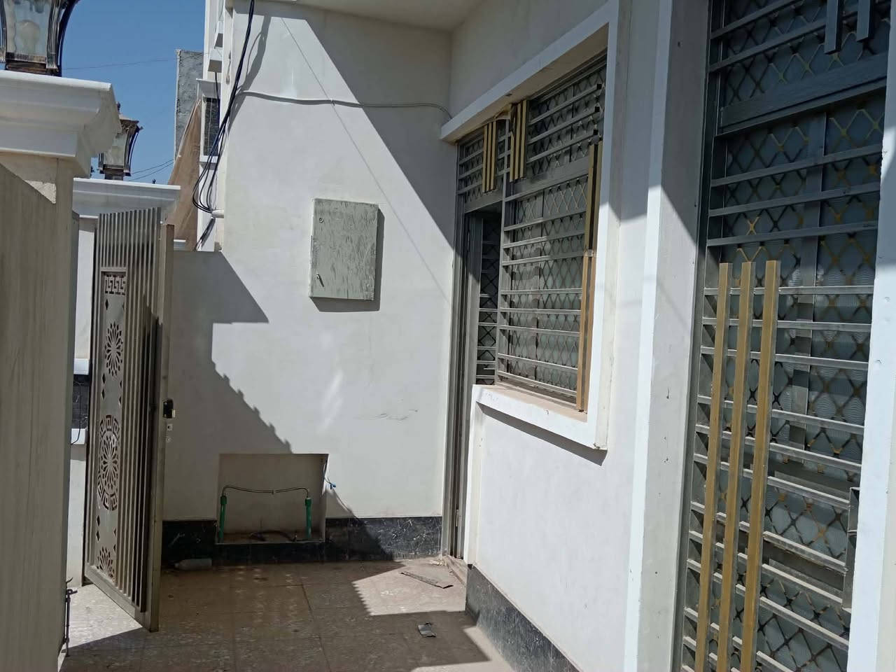 3 غرف نوم + استقبال
حمامين
البيت جديد محد ساكن بي  الي يفيده يتفضل يتصل *********** هـ  الدوانم قرب جامع الملك القدوس
