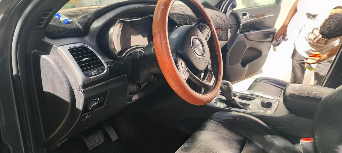 للبيع جيب 2018  فئة (تريل هوك) 
مصبوغ حزام اثر شخوط فقط  بدون حادث
لغود شواصي دواخل كله مكفول
محرك وكير كله مكفول
تبريد ثلج
مقاعد جلد 
داخل اسود 
تحكمات ستيرن
وشاشه وكامره وهواي موصفات ماتنعد
محرك 6 سلندر المرغوب بالجيب
رقم صلاح الدين
سياره كاملة من جميع نواحي بدون اي نقص
تراي من زاخو للفاو

لتواصل والاستفسار 
***********
