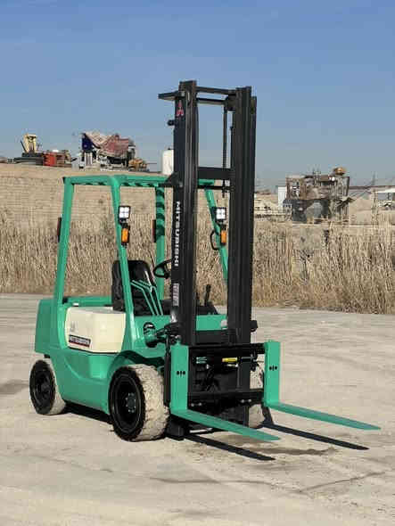 للبيع رافعة شوكية متسبوشي 
طنين او نص جوب عالي 3 حركات يمين + يسار 
كير _محرك_اكسن بشرط  رافعة حاويه بلادي 
سعر 60 $ ورقة او بي مجال 
للاستفسار اتصال*********** 📞
