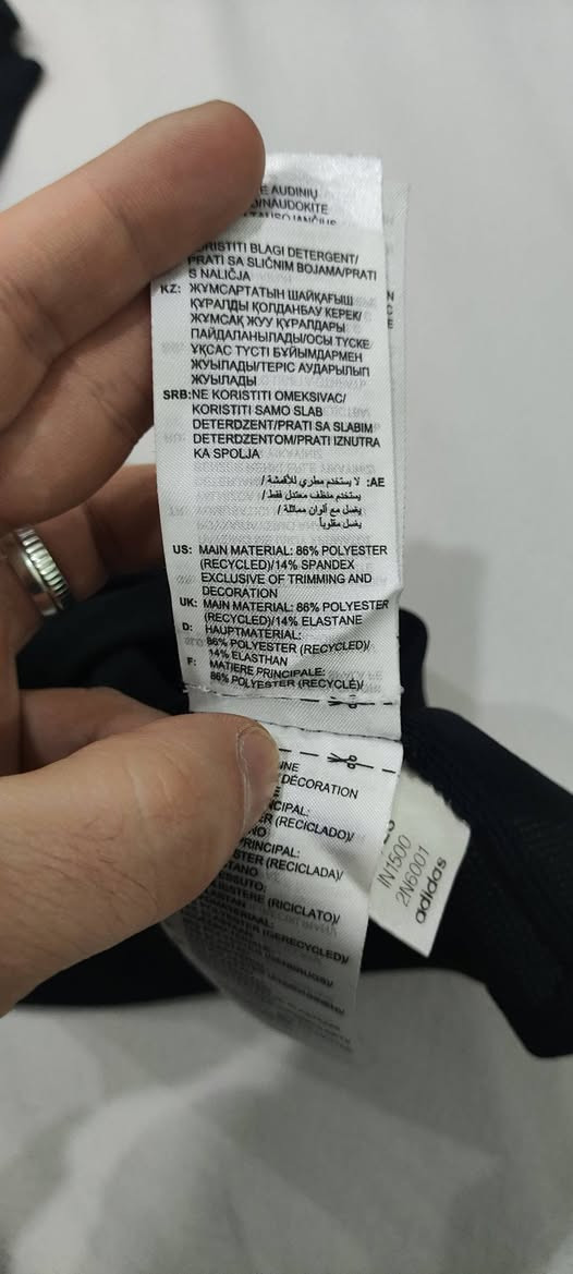 Adidas ✅✅ 
باله اوريجنال 💯💯 
النظافة 💯💯    
S القياس 
50cm عرض الصدر 
68cm الطول 
يتوفر توصيل لجميع محافظات العراق 🚙


**إذا كنت صاحب هذا الإعلان وتريد حذفه لأي سبب، رجاءا أرسل رسالة إلى الدعم الفني**