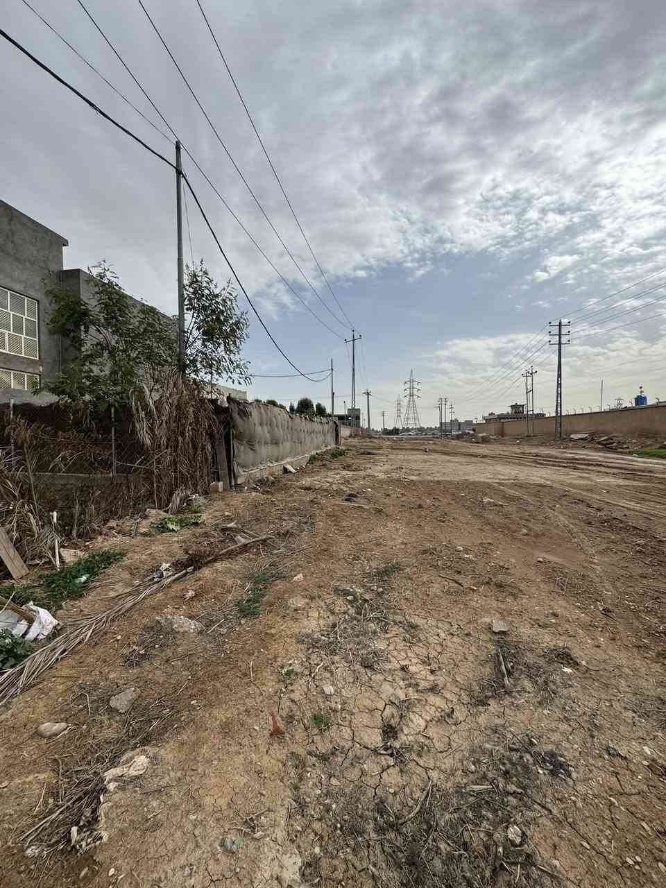 سلام عليكم قطعه ارض مساحه 200ركن الموقع حي. الجامعه  للبيع أو مراوس ب بيت طابو صرف. بسمي 
الاستفسار ***********
