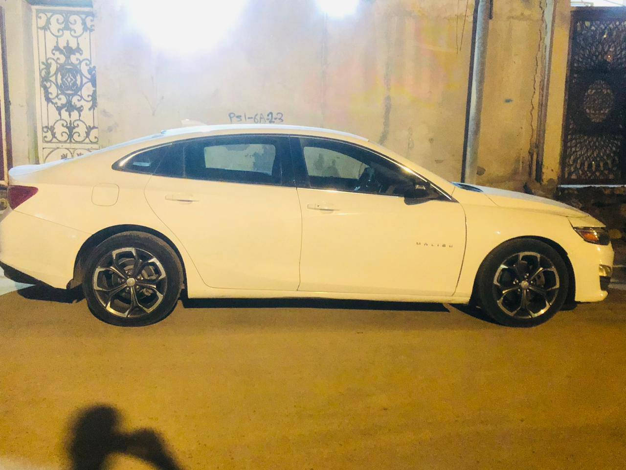 سلام عليكم شباب عندي ماليبو مديل 20 معوقين وكاله اشوكتت ماتريد راعيه موجود لسياره  جديده. بيه جاملخ امبدل وبنيد مصبوغ ولبدنه لبنيد نفسه. ما امبدل اريد امروس بكيه دبل قماره اسويج بسويج كيه بنكو بومه حديث سعر سيارتي 115وبيه مجل ولمراوس حسب لقناعه. ***********
