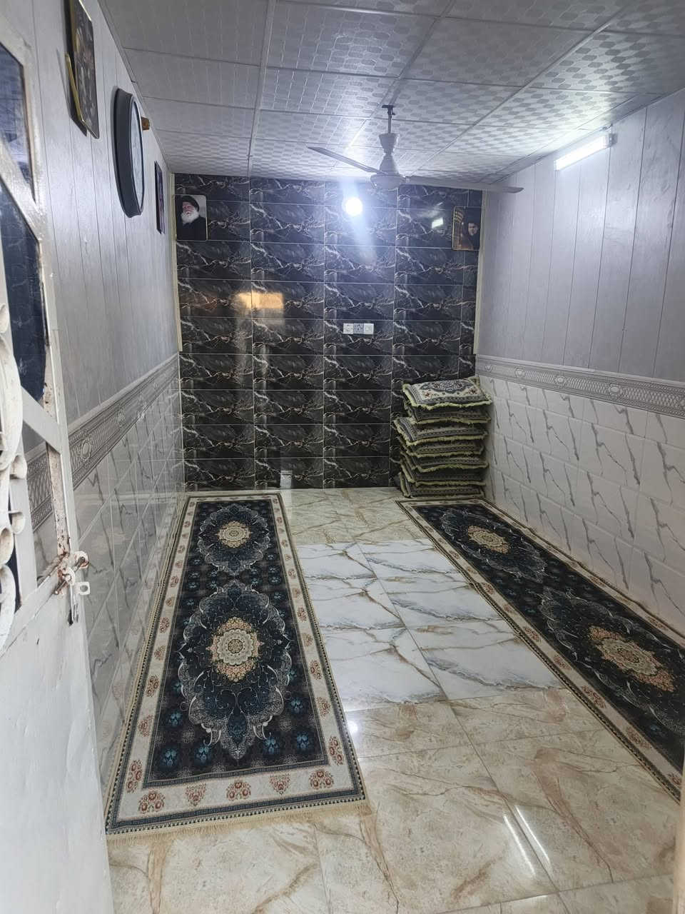 السلام عليكم بيت زراعي مقابل شارع لمستشفى خلف معمل الثلج الخط الثاني مساحه 125 واجهته 5 متوفر ماي وكهرباء وتبليط 
للاستفسار ***********
