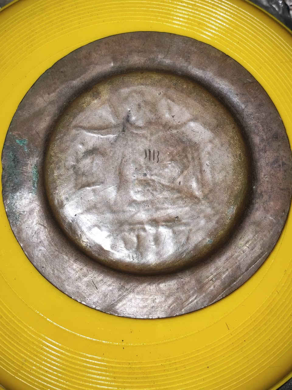 "قطعة فنية نادرة تفوح بعبق التاريخ: طبق نحاسي أثري مزخرف بأجمل النقوش الفرعونية ومطعم بالفضة، تحفة فنية تستحق الاقتناء وتزيد من فخامة منزلك!"
قطر 15سم
هذا الطبق هو قطعة فنية يدوية تعكس التراث المصري القديم، وهو من النوع المعروف باسم "شغل النحاس المكفت"


**إذا كنت صاحب هذا الإعلان وتريد حذفه لأي سبب، رجاءا أرسل رسالة إلى الدعم الفني**