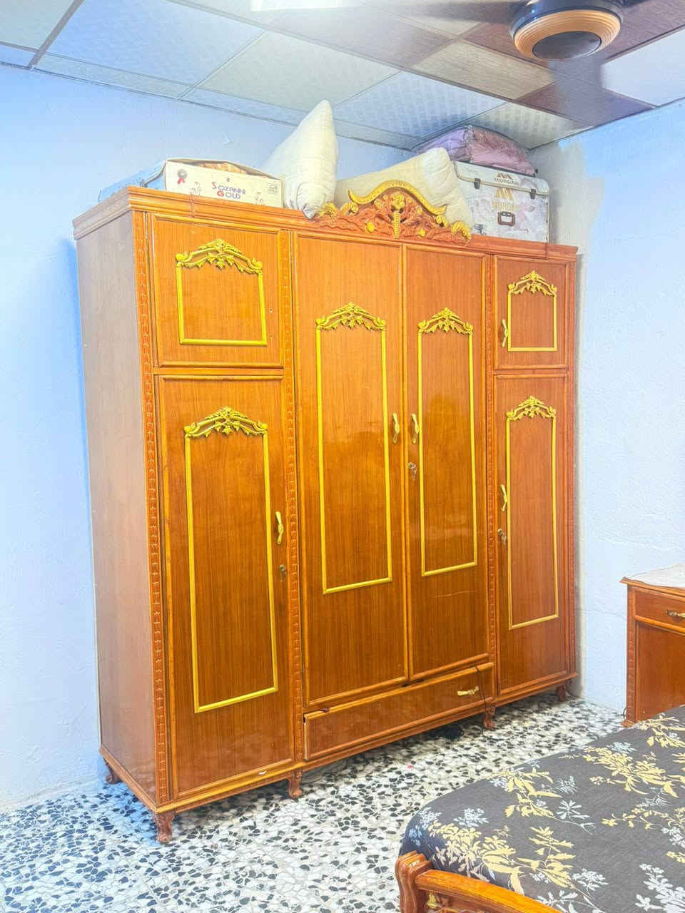 غرفة نوم صاج عراقي أصلي للبيع 🪵✨
النوع: صاج عراقي أصلي (خشب سميك وشغل متين).
الحالة: نظيفة جداً وبحالة ممتازة (مثل ما موضح بالصور).
 (كنتور) 4أبواب، جرباية دوشمة مع الميز تواليت والكومديات.
السعر: 700 ألف دينار فقط.العنوان بغداد الزعفرانيه قرب الملجئ ***********
