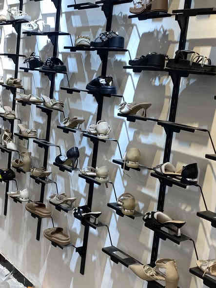 احذيه ماركه نسائي رجالي  ابيع شلعه وحده مصار شهر من فتحت المحل  وريد هسه اعزله الي يحب يجي ياخذهن  فوك. 300زوج  ***********
