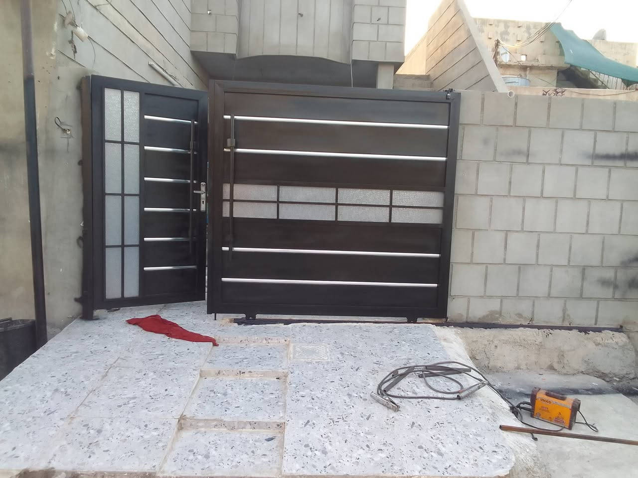 باب حوش سعر حسب القياس نشتغل بكل ثقة وظمانك موجود حدادة الاستاذ *********** اسعارنا مناسبة لا موعدنا ايجار ولا مصاريف اخرى
