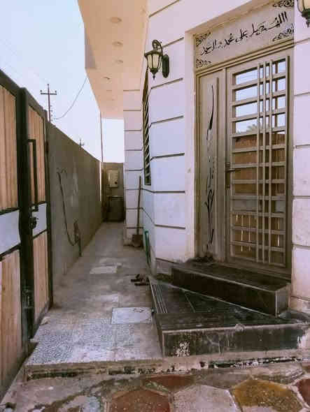 السلام عليكم قطعة أرض للبيع المساحة 500م واجهه 25 نزال 20م تحتوي على دار مساحة  البناء 200متر4غرف نوم و3منور وصحيات وصاله جلوس ومطبخ حار وبارد واستقبال 8 4وصحيات خارج البيت مسيج وكامل وحديقة واسعة خدمات كامله يبعد عن الشارع والمدارس 50 متر
المكان الدورة البوعيثه قرب مدرسه الاحرار بالضبط 
***********
***********
