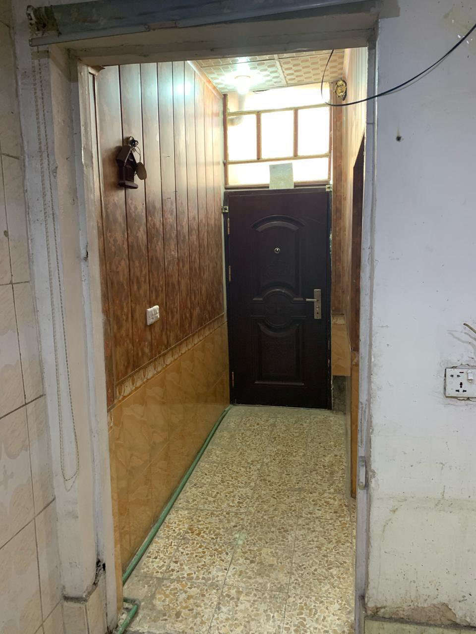 سلام عليكم
بيت للبيع المساحه 100م 
غرفه وصاله ومطبخ وستقبال وفوك غرفه وصاله الصاله سندويج
صحيات داخل وخارج 
العنوان حي الجامعه 
منطقه 30 الف 
قريب شارع الصب شارع 100 
اول فرع بدايه شارع 15 من جهت شارع الصب
للستفسار ***********
***********
