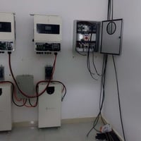 منظومات شمسية • ألواح ٦١٥واط • بطاريات ٨-١٦kWh