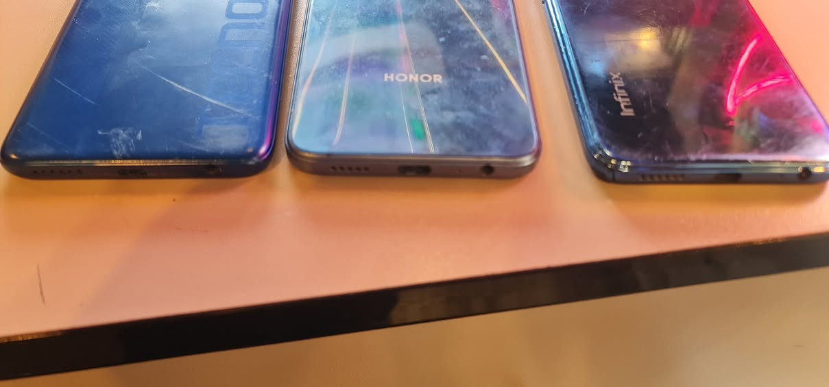 السلام عليكم ٣ تلفونات ٢ يرادلهن شاشه وواحد ايسي شحن سعرهن كلهن ٧٥ مكاني زيونه *********** نوعهن هونر وتكنو وسبارك
