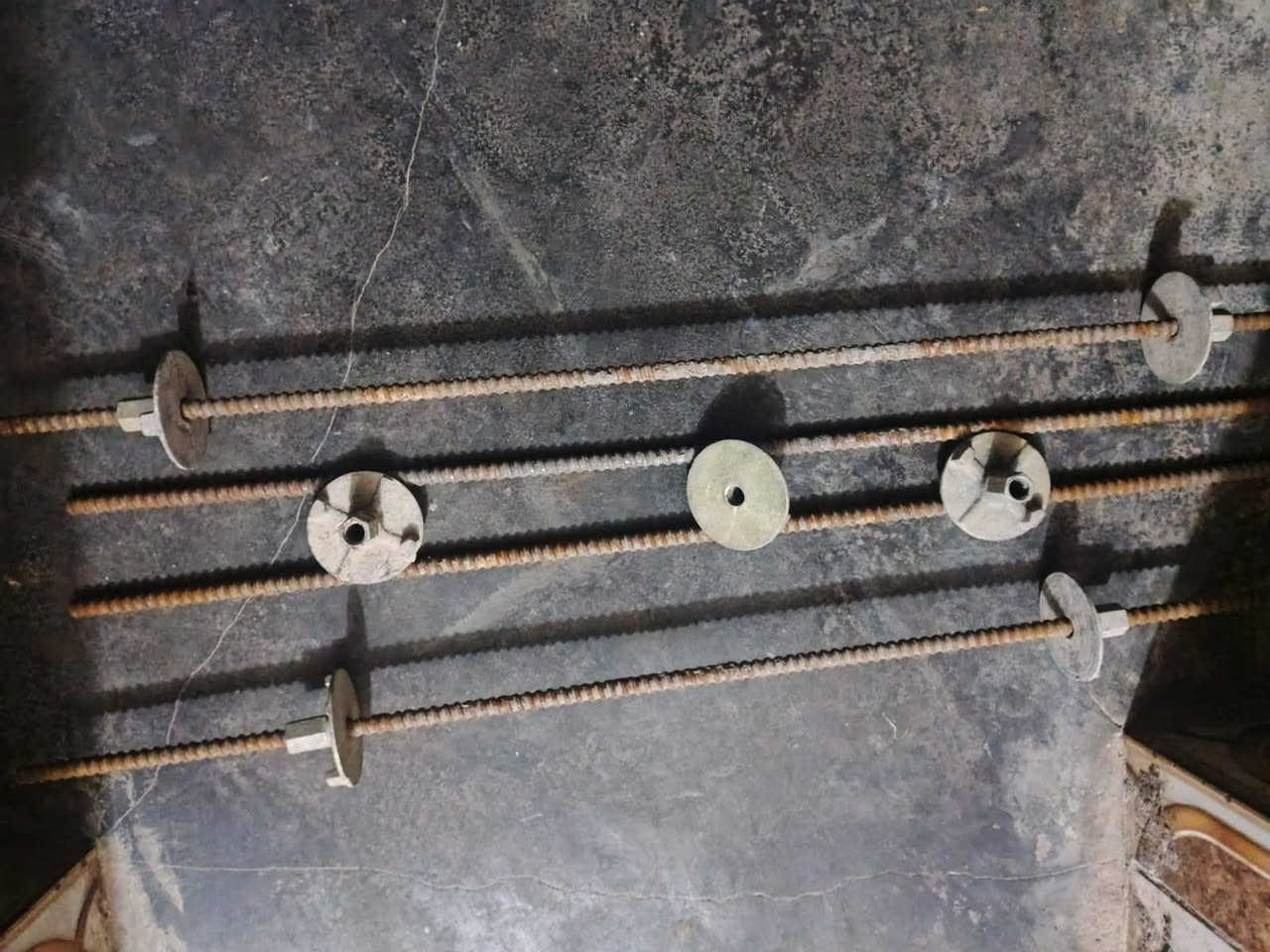 سلام عليكم ورحمه الله وبركاته بولطات طول متر او طول متر او عشرين. العدد 300 سعر الزوج 8 الف المكان الفلوجه لستفسار اتصل عل رقم *********** ,***********
