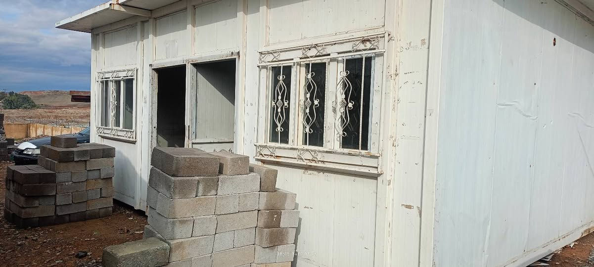 كرفان للبيع الطول سبعه متر وعرض خمسه متر يتكون من غرفتين متكامل فقط نقص ابواب وربيه ضد الشعر الصفاح والصقف السعر الخاص او التصال بي ***********
