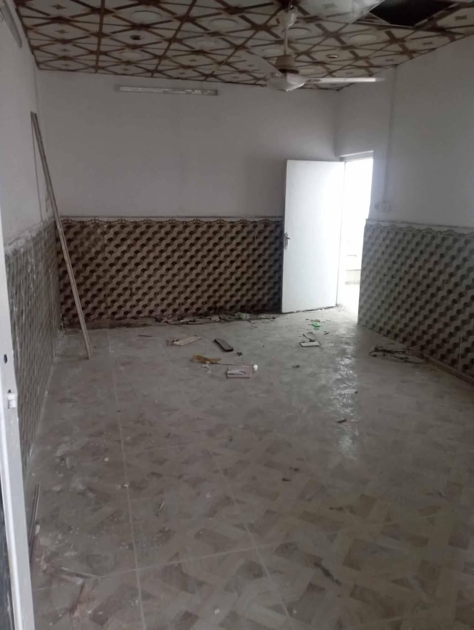 دار للبيع او الاجار 100م حي العسكري قرب الادله الجنائيه شارع البو غنيمه غرفتين وحده  فوك وحده جوه واستقبال ومجموعه صحيه وكراج كبير للاستفسار رقمي صاحب البيت ***********
