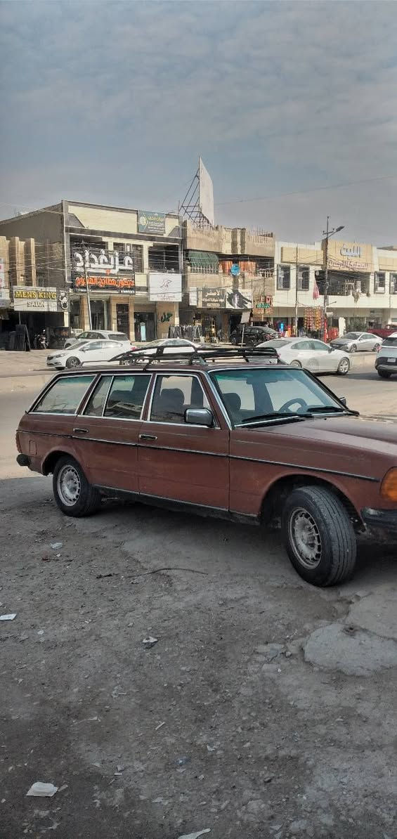 السلام عليكم
سياره مرسيدس استيشن  ٨٤ مرور بسمي تحويل ثاني يوم سعرها  30 ورقه  الاتصال *********** عنوان بغداد حي الاعلام
