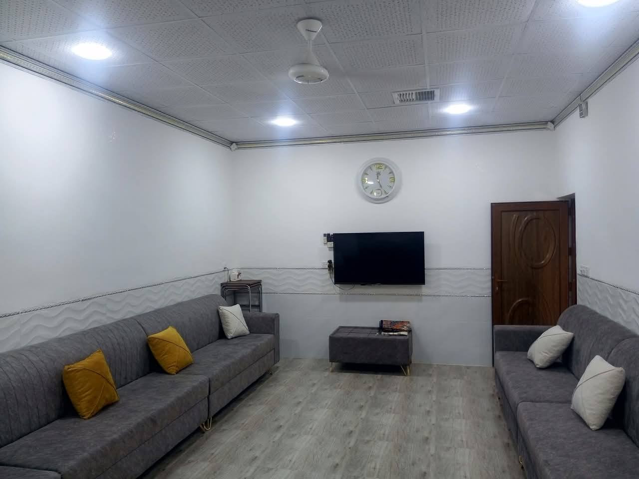 دار للبيع بناء جديد مرقم من البلديه خدمات كامل كهرباء مجاري ماء مساحة 240م قوب مدرسه الاماني بالضبط
الي يريد استفتار يخابر ***********
