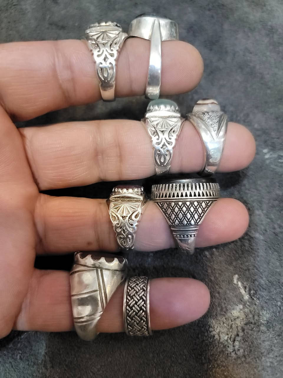 السلام عليكم
7خواتم فضه وبعض منهن فضه الف
صياغه انيقه واوزان حلوه واحجار طبيعيه غير معالجه مع حلقه جميله 
اخوان ابيع شلع
خواتم وليس كسر
السعر الكلي 350الف 

مكاني بغداد البلديات 
***********
