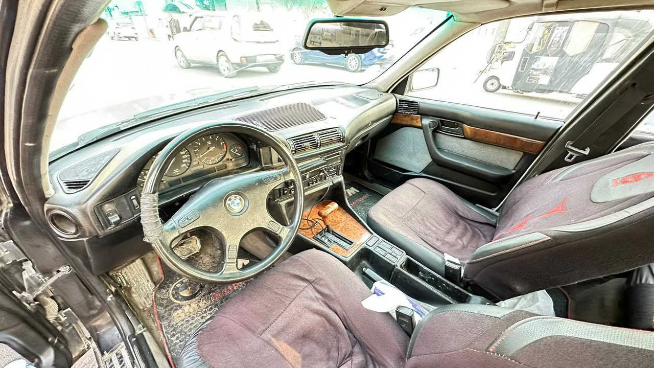 السلام عليكم BMW 525 مسكر كير اوتو مكينه وكير خير من الله سياره موديل 90 رقم كركوك الجديد نكليزي باسمي تحويل وين متريد هزه جديده سياره صبغها بي جراد خفيف دواخل مرتبه تبريد شغال صدر امامي جديد دبلات ولويات وقواعد خلفيه مال حاويه اكسل رون ناصي بال160 رون 3 سياره صارف عليها ومرتبها ع ايدي السعر 55 وبيها مجال مكاني بغداد ***********
