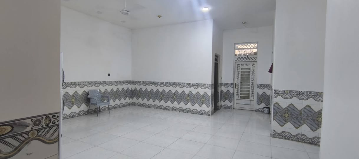 🏡 للبيع بيت في حي القصور
بيت مرتب بمساحة 240م² مناسب للسكن العائلي، يتكون من:
غرفتين نوم
استقبال
صالة
مطبخ
صحيات داخلية وخارجية
📍 الموقع: حي القصور البيت ركن 
للاستفسار والتواصل يرجى المراسلة أو الاتصال.
‏‪***********‬‏
