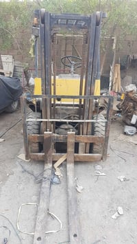 رافعات عدد ٢ كوماتسو وtcm ٢،٥ طن  بغداد 07702620522  07902708043