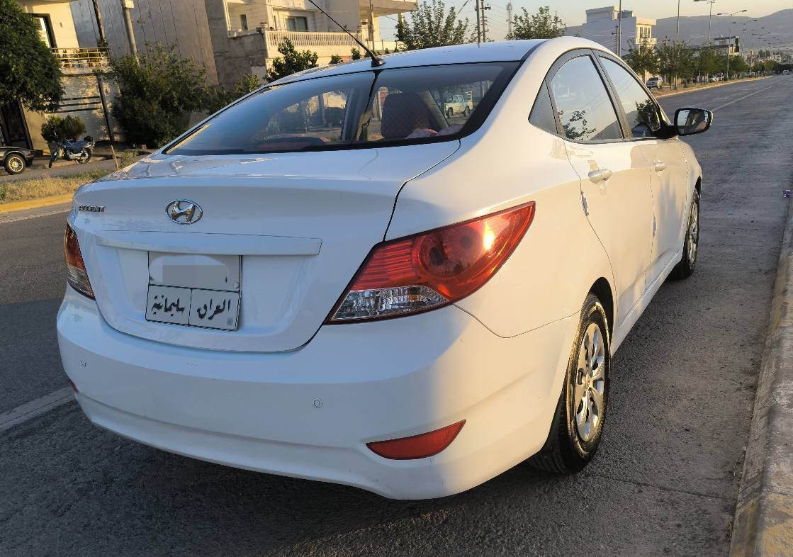 بسم اللە الرحمن الرحيم
هیۆندای ئەکسێنت 2017 Hyundai Accent
ڕەنگی سپی، خلیجی، مەکینە 1.4l
چوار جام کارەبا (سایەق ئەوتۆ) 
ئیکۆ، بلاجکتۆر,( ABS)، تایە حاسە. 
سەیارەکە چوار تایەیی تازەی ئەسڵی لە ژێرە
کامل سێرڤس کراوە و هیچ نوقوستانیەکی نیە، بێ تەقە و ڕەقەیە و زۆر توندو تۆڵ ماوەتەوە.
گێڕ و مەکینەی نەکراوەتەوە و بە زەمانی فەحس و وەستا. 
سەیارەی مەعرەز نیە و ساڵانەکەی بە ناوی خۆمەوەیە و ساڵێکە بە سەرچووە،بۆ وەکالەت و بەناو کردن ئامادەم. 

سەیارەکە ٢٢٢،٠٠٠كم ڕۆیشتوە. 
پارچەیەک و پەڵەیەک و دوو دۆسەکەی بۆیاخە و کەمێک ساردی هەیە و سەقفەکەی کەمێک تەرزەیە،پنیتەکەی دوو پەڵەی بچوک بۆیاخەکەی هەڵی داوە، لە وێنەکانا دیاریم کردووە و ڕەسمی سۆنەرم داناوە. 
سعری 9800$ و کەمێک مەجال
***********
مەسج مەکەن لەگەڵ ڕێزدا. السليمانية, العراق
