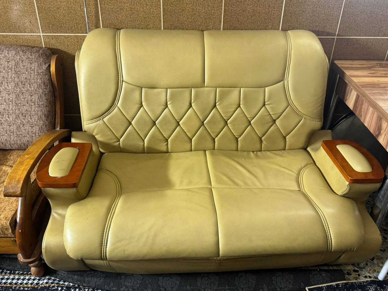 مكاني بل مشتل ***********. ميز لطعام لخشب 150  لطباخ كريازي 250.  لكاونتر 450.  لتخم. كرسين وقنفه سعره100. لطباخ لمنضدي 25. لسله 5. لقنفه جلد 50.  لميز لمرمر ويه كرسين 100 لمرايه وشتلات 65.
