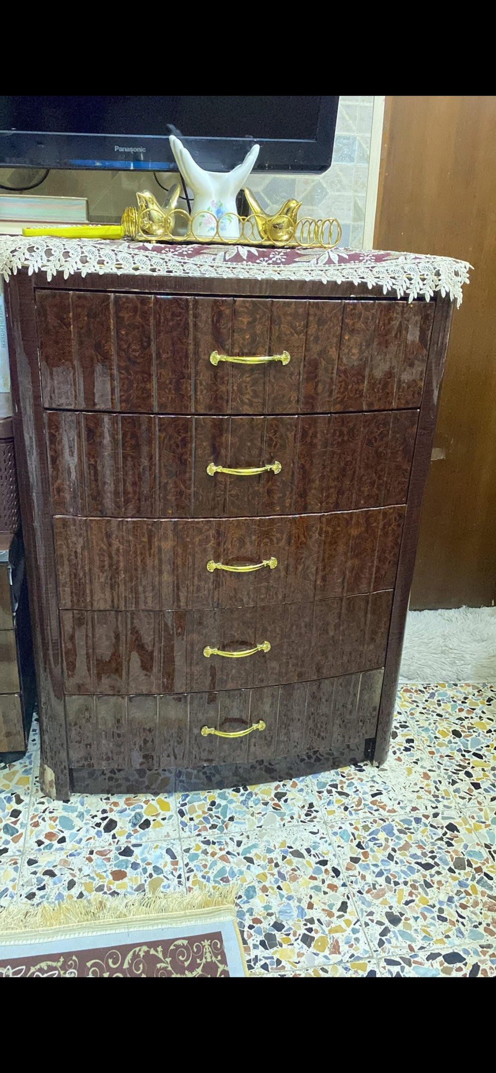 مستعجل على بيعه قيم و اخذ
غرفه نوم للبيع 
غرفه نظيف ما صار هواي من أخذتها جديده كلش
نوع الغرفه ماليزي باب اول
تحتوي على جربايه و كنتور ابو 6 بوب
و زاويه و ميز تواليت و مجرات عدد 3  ثنين صغار 
و واحد جبير ابو  6 مجرات 
مثل ما موضح بل صور
ملاحظه / الغرفه ما مفتوح ابد امانه الله 
اشتريتها جديده و بعد ما فتحتها
العنوان بغداد الجديده
رقم ***********
‼️ملاحظه‼️ غير متواجد على ما زنجر
متواجد فقط واتساب و تصال و انستا
حساب النستغرام s6.m16
واتساب ***********
