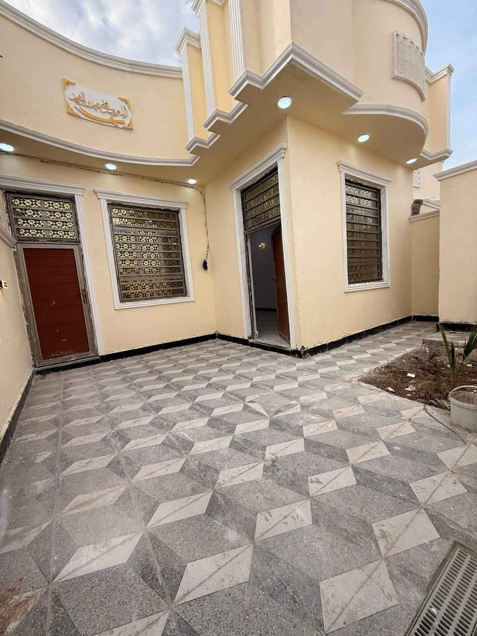 ‏ أحبتي المتابعين توفر دارين سكن للبيع 
***********
 كل دار مساحته   210 متر  
العنوان ابي الخصيب  العوجة  
السعر (( 105وبي مجال  
طابو زراعي عراقي تريد وكاله تريد سهم

يحتوي //على حدايقة وكراج كبير  ￼

غرف 3 
صالة 2 
ديوان كبير  
صحيات داخلي وخارجي 
موقع مميز وخدمات متوفره
