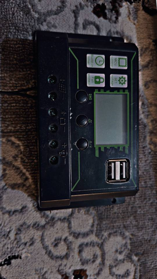 طاقەشەمسی دوو پەناڵی ١٢ ڤۆڵتی ئەسڵی کامل ئەشیا  بەس پاتری گەرەکە ،  راستەو خۆ دەرچەی چوار یوئیسبی هەیە  بۆ شەحنی موبایل  چەتاڵی سەیارەی لەگەڵە و پاتری ١٢ ڤۆڵت شەحن ئەکات  . شوێن ڕانیە *********** رانية, السليمانية
