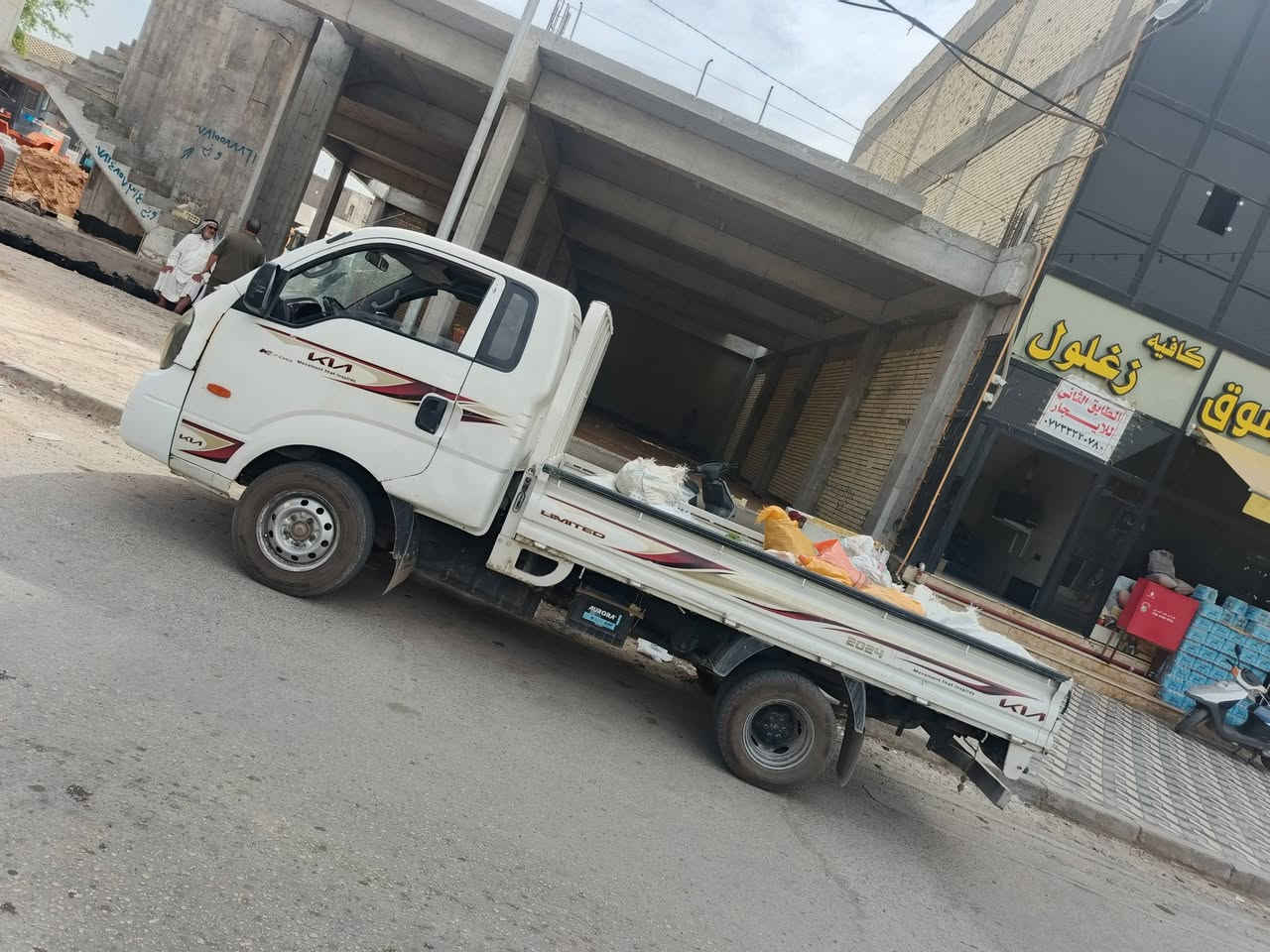 سلام عليكم للبيع كيه موديل ١٨ السياره جديد بمعنى الكلمه مكينه وكير وحداديه وتخم تاير جديد وكشر السياره متومه رقم اربيل نكليزي سياره بس وكاله سنويه جديد حصه كاز كل المحافظات شراي ينتصل على الرقم *********** فقط انتصال مكاني نجف
