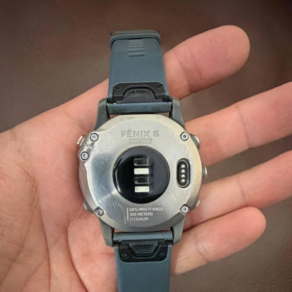 ساعة Garmin Fenix 6 Sapphire بمواصفات قوية تجعلها مخصصة للرياضيين ومحبي المغامرات الخارجية.
ساعة Garmin Fenix 6 Sapphire بمواصفات قوية تجعلها مخصصة للرياضيين والعسكرين ومحبين المغامرات الخارجية.

إليك أهم مواصفات هذه الساعة بشكل مبسط ومنظم:

الشاشة والتصميم

مادة العدسة: زجاج من كريستال الياقوت المقاوم جداً للخدش.

إطار الساعة: مصنوع من التيتانيوم الخفيف والقوي جداً (أو الفولاذ المقاوم للصدأ 

حجم الشاشة: بمقاس 1.3 بوصة قطر 47 وتعمل دائماً.

وضوح الشاشة: شاشة مرئية بوضوح تحت أشعة الشمس المباشرة (Transflective).

البطارية والأداء

الوضع الذكي: تدوم البطارية حتى 14 يوماً كمستشعر ذكي عادي.

وضع الـ GPS: تعمل حتى 36 ساعة متواصلة عند تشغيل نظام تحديد المواقع.

وضع توفير الطاقة: يمكن أن تمتد البطارية حتى 48 يوماً في وضع حفظ الطاقة الأقصى.

المستشعرات والملاحة

تحديد المواقع: تدعم أنظمة متعددة للأقمار الصناعية تشمل (GPS, GLONASS, Galileo) لدقة متناهية في البراري والغابات.

مستشعرات الصحة: قياس نبضات القلب من المعصم، ومستشعر Pulse Ox لقياس نسبة الأكسجين في الدم.

مستشعرات البيئة: بوصلة ثلاثية المحاور، جيروسكوب، ومقياس للضغط الارتفاعي (Barometric Altimeter).

الميزات الذكية والرياضية

الخرائط والموسيقى: تحتوي على خرائط طبوغرافية مدمجة للملاحة، وتتسع لتخزين وتشغيل الأغاني مباشرة عبر سماعات البلوتوث.

تتبع التمارين: قياس متقدم لأداء الجري، السباحة، ركوب الدراجات، التزلج، والجولف.

مقاومة الماء: مقاومة للماء حتى عمق 100 متر (ضغط 10 ATM).

🌹اللغة عربية

🌹النظافة 100 اخو الجديد 

🌹القطر 47

🌹تدعم خرائط العراق 

🌹تدعم شعارات الاتصال والرسائل عربي 

#السعر 300 الف مع سير هديه


**إذا كنت صاحب هذا الإعلان وتريد حذفه لأي سبب، رجاءا أرسل رسالة إلى الدعم الفني**