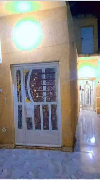 مشتمل مساحه 100 بحي الحكيم نزله خليفه وذا تريد بنزله بني تميم هم تدخل عليه  بي غرفه نوم وحده استقبتل ومطبخ هول مشترك مع مطبخ حمام داخل تواليت خارجي بيتونه سقف سندويج فقط لباقي صب مسلح بدون استاره سعر ٢٧ مليون بناء بلوك أساس طابوك
***********
