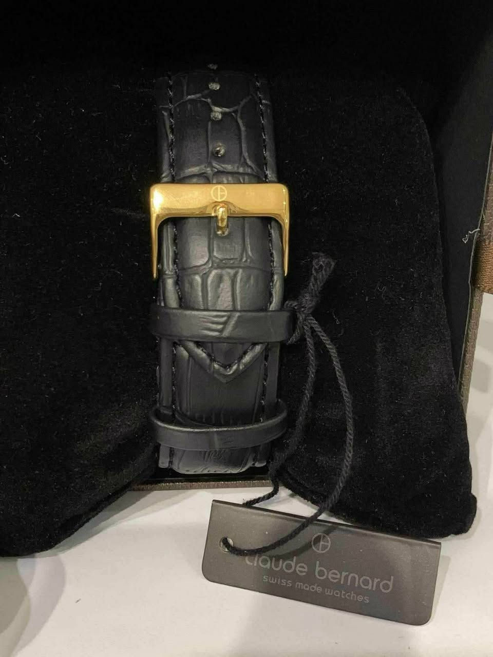 السلام عليكم.......
ساعة CLAUDE BERNARD سويسري اصلي بطارية 
نافذة للعرض التاريخ 
القطر ٤٢
مقاوم للماء ٥٠م 
سير جلد معلم 
جديد غير مستعمل مع العلبة الأصلية وبطاقة الضمان 
السعر ١٠٠الف 
يوجد توصيل ***********

