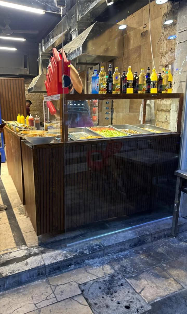 غراض مطعم للبيع شلع شلع
دكت جديد قياس ٥ متر مع ٢ بوجه و٢ ساحبه 

جهاز كاشير 

ميوزه سل ستيل (٣ (متر ونص )، واحد ٢ متر )

سنك اصلي باله متر ونص حوضين 

قلاية قرمشة حوضين 

قلايه فلافل وفنكر حوضين 

كرل بركر 

شواية كص 

ستاند شد كص 

مجمدة 

عارضة 

خلاط صلصات وحمص 

طباخ ٢ عين 

بلانكات باحجام مختلفة عدد (١٥)

تختات تقطيع كبيره عدد ٢

سكاكين تقطيع اصلية 

سكاكين تشريح وتنزيل كص 

طوس كزاز مقبلات عدد ١٠ 

بوكسات صمون عدد ٢ 

حافضات صلصات عدد ٦ 

جهاز توترز 

جهاز طلباتي 

جهاز بلي 

وبعد غراض تجهيز هواي 

الي يريد يفتح مشروع مطعم هاي الغراض كله اصليه ونظيفة ما مستخدمة تشيلهن كلهن وتفتح كبل ما تحتار بشي والسعر جدا مناسب 

واتساب ***********
