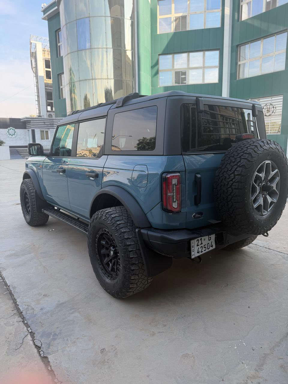 السلام عليكم فورد برونكو اللون بلو جاينيز  محرك v6-2.7 السيارة 6 دكم فول مواصفات شاشة 9 ملم كشنات كهرباء وتدفئة ماشية 20 الحادث نص جامرلغ امامي ومصبوغ على كدة وطخة بالباب الخلفي عكس السايق وراجعة بارد ايرباك ستيرن ومرجعة سستم رقم سليمانيه ب اسمي رقم الهاتف***********
