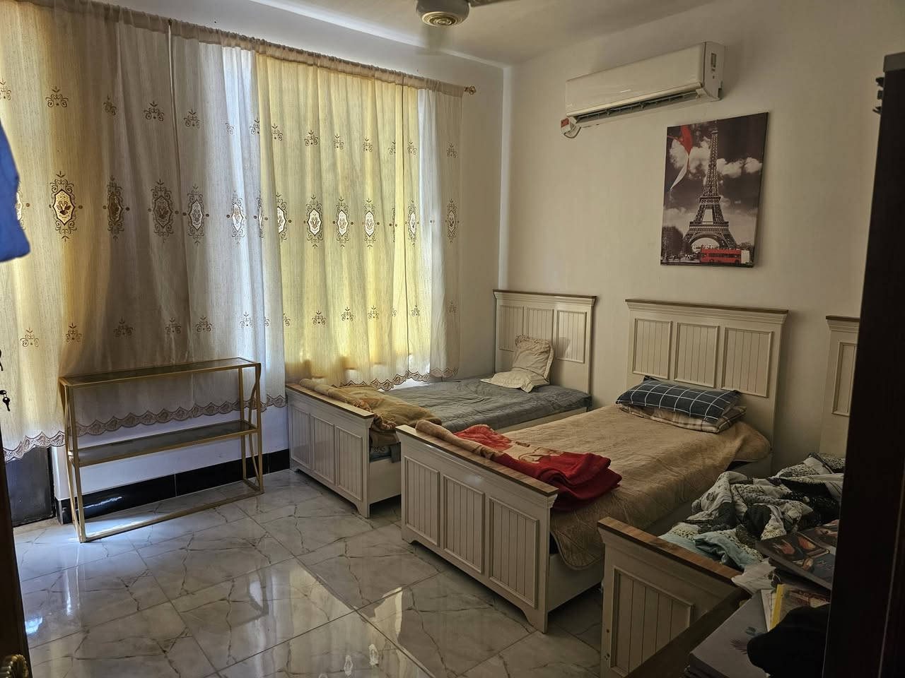 السلام عليكم ورحمة الله
دار ١٠٠ متر طابق ونص طابو صرف حي القدس مطبخ حار وبارد الاستقبال مفصول عن الصاله باب سلايت كهرباء ماء مجاري ميزانيه ماء وكهرباء ومولد مدارس
للاستفسار *********** السعر عبر الاتصال رجاء
