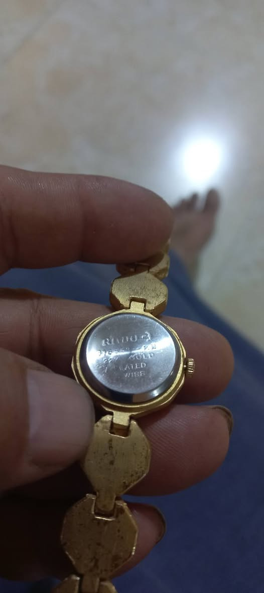 السلام عليكم ساعات نسائيه مطليه بلذهب ١٨ سويسريه نوع رادو السعر على الخاص أو الواتساب مكاني الاورفلي بغداد تلفون ***********
