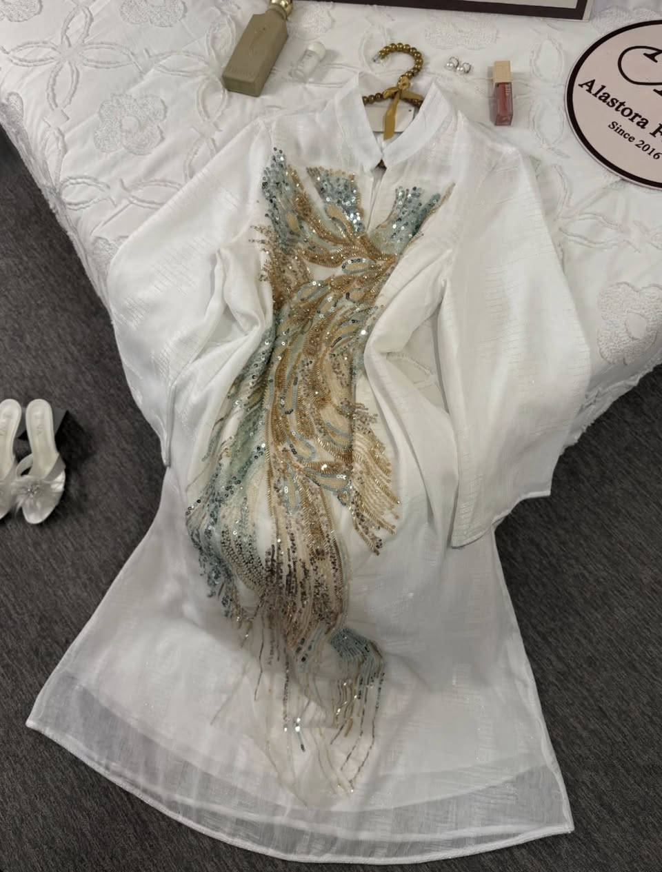 كلابية ابيض قياس M طول القطعة من الكتف للقدم 145 لبستها لبسة وحده اريد ابيعها ب 60 الف الي تريدها تدخلي خاص وكلش نظيفة عبالك ما ملبوسة


**إذا كنت صاحب هذا الإعلان وتريد حذفه لأي سبب، رجاءا أرسل رسالة إلى الدعم الفني**