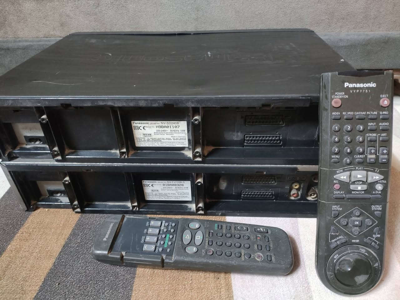 جهاز فديو كاسيت نوع بني سونيك عدد٢ عطل لا يسحب الشريط سعر المجموعة ٣٠ ألف وتساب ***********
