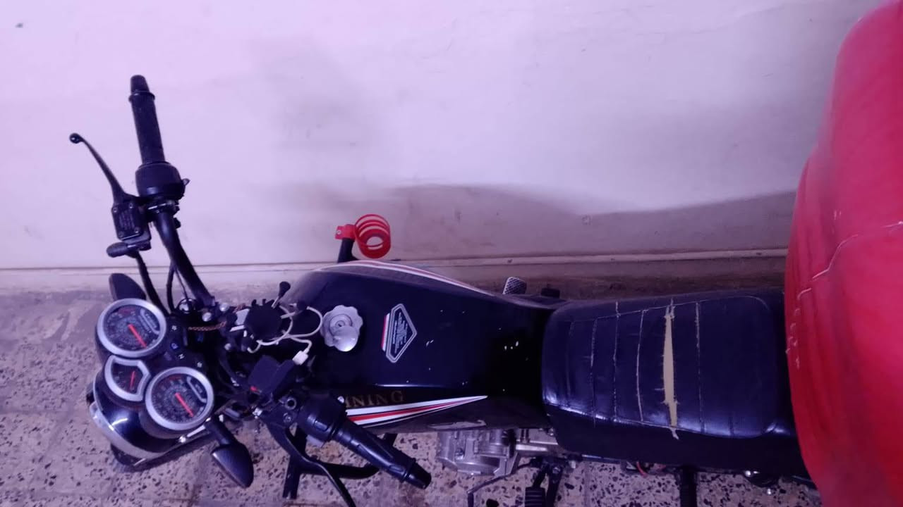 سلام عليكم دراجة شاينك للبيع اوراق كاملة  موديل 2023  كفالة عامة تأيرات امامي و خلفي جدد دشبول جديد مازدة جديدة اشاير جدد كهربائيات فول  مداريهة بل دهن  تاخذهة و تتوكل على الله كبل لشغل    السعر 900  العنوان (بغداد الشعلة)  رقم الهاتف (***********) فقط واتساب  او تعلق واني اطبلك
