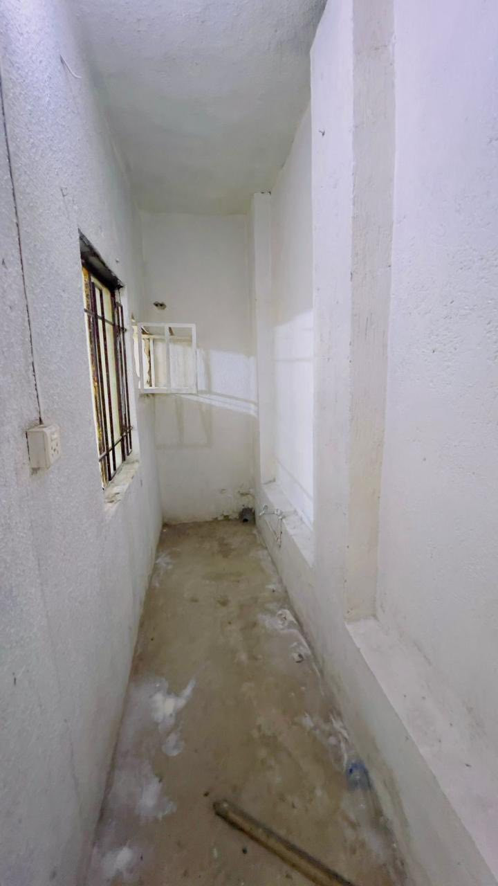 للبيـــــــع
بيت /المساحه 70 متر واقع حال 74 
ملك صرف(طابو) 
طابقين معزوله / كل طابق يحتوي على غرفه وهول ومطبخ وحمام 
الطابق الارضي مع منور 
المنطقه/ الكريعات 
للاستفسار : *********** واتساب
